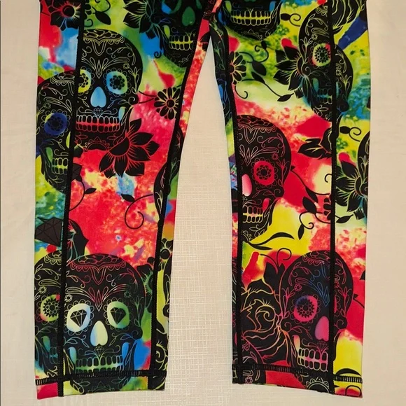 CVG *NWOT* Women's Skull Tie Dye Capri Leggings - Picture 3 of 11